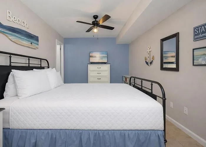 Island Winds East 707 Apartment